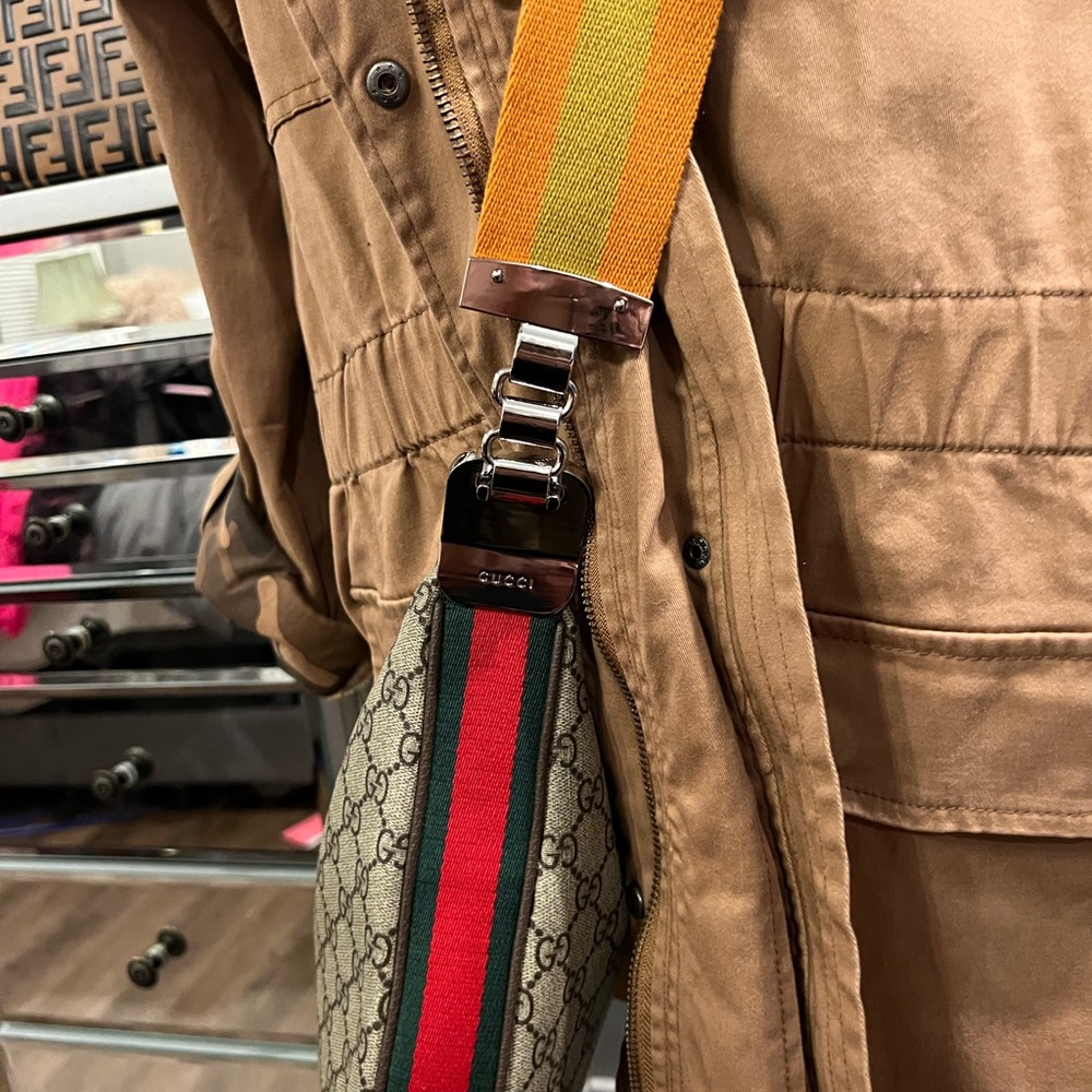 This jacket is made like a shacket the inside has camouflage design sleeves roll - Picture 4 of 16